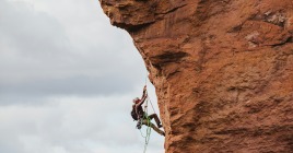 Outdoor climbing: what equipment to choose to start on the cliff?